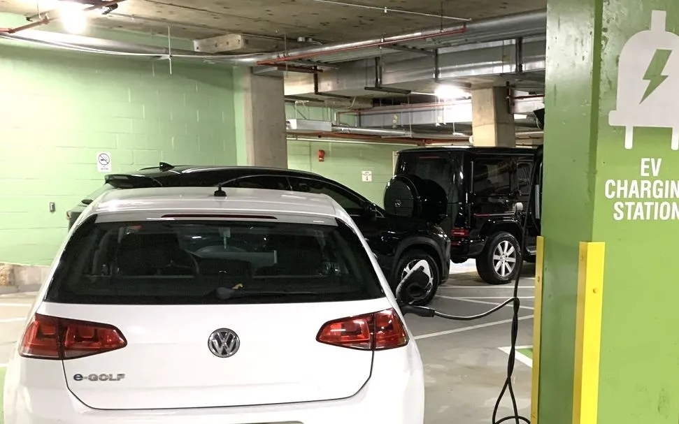 Một chiếc xe điện đang xạc tại khu vực dành riêng trong một hầm đỗ xe ở trung tâm thủ đô Washington D.C. Ảnh: Ngọc Quang - PV TTXVN tại Mỹ