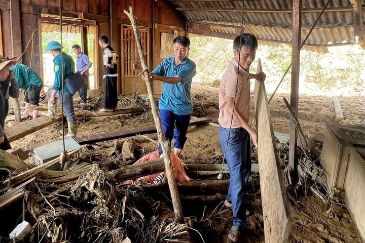 លោក រីញ (ទី ២ ពាក់អាវពណ៌ខៀវពីស្តាំ) និងប្រជាជនភូមិ Giang Pang សម្អាត និងសាងសង់ផ្ទះជូនគ្រួសារដែលរងគ្រោះដោយការខូចខាត។ (រូបថត៖ កាសែតឡាវ កៃ)