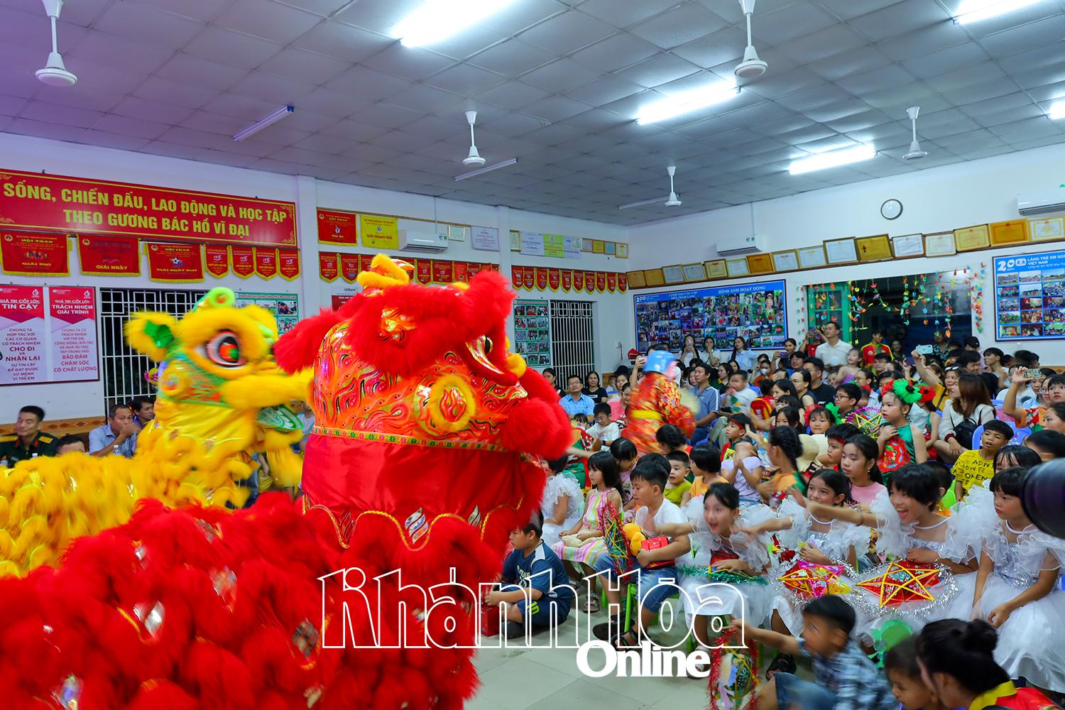 ការសម្តែងរបាំតោដ៏រីករាយសម្រាប់កុមារនៅភូមិកុមារ SOS Nha Trang ។