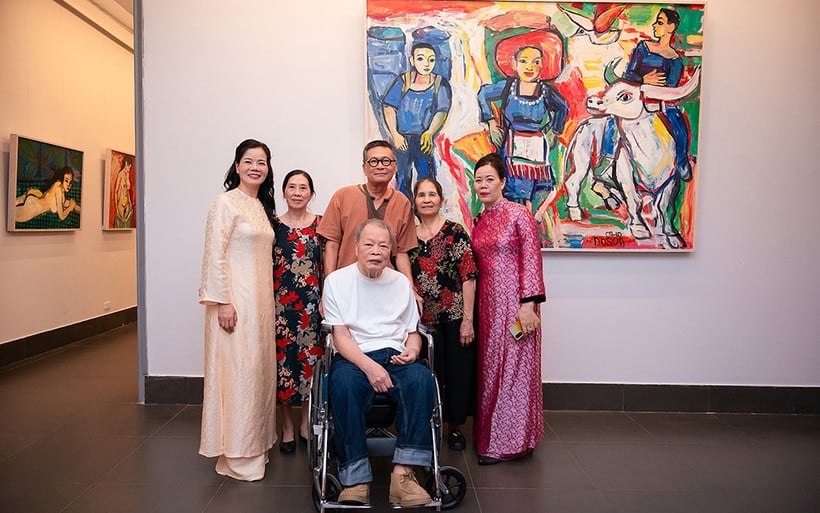 វិចិត្រករ Do Son (អាវស ជិះរទេះរុញ) នៅឯការតាំងពិពណ៌ទោលរបស់គាត់។