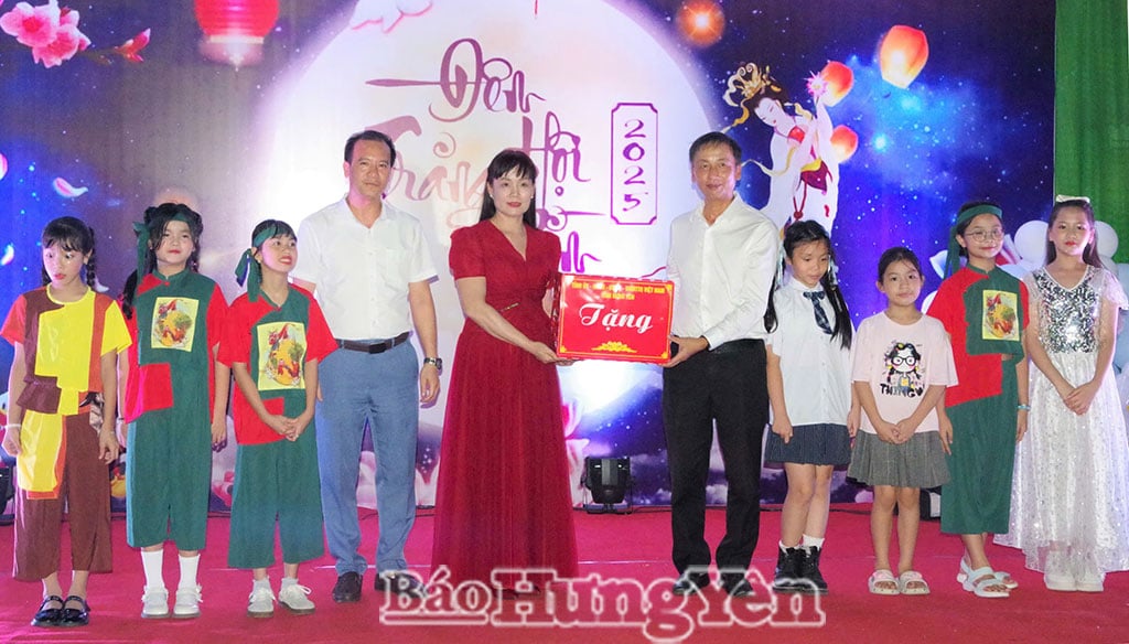 Phó Chủ tịch UBND tỉnh Nguyễn Hùng Nam trao quà Tết Trung thu tại phường Hồng Châu.