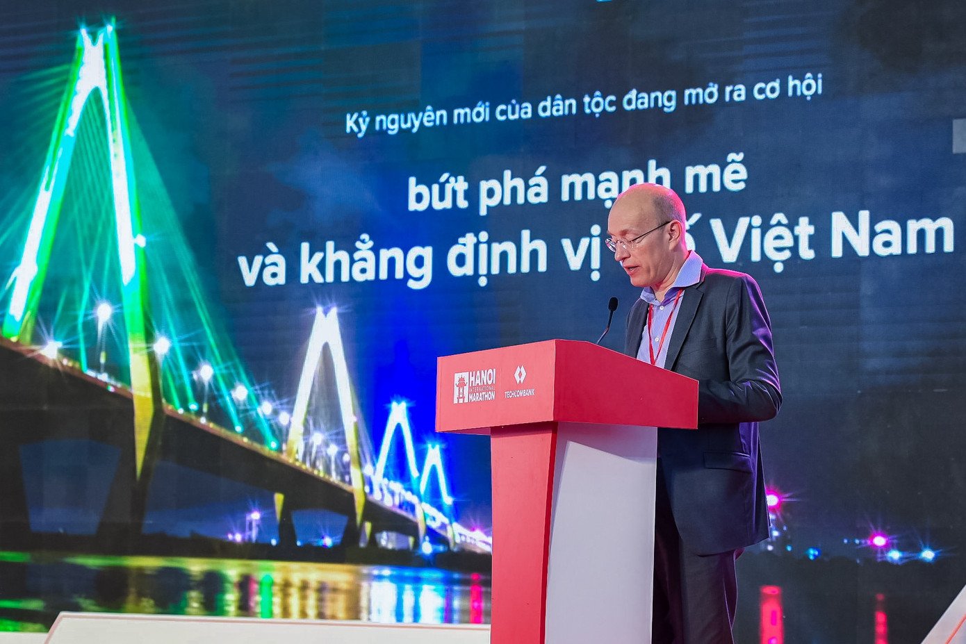 ong-jens-lottner-tong-giam-doc-techcombank-phat-bieu-tai-le-khai-mac-giai-marathon-quoc-te-ha-noi-techcombank-mua-4.jpg
