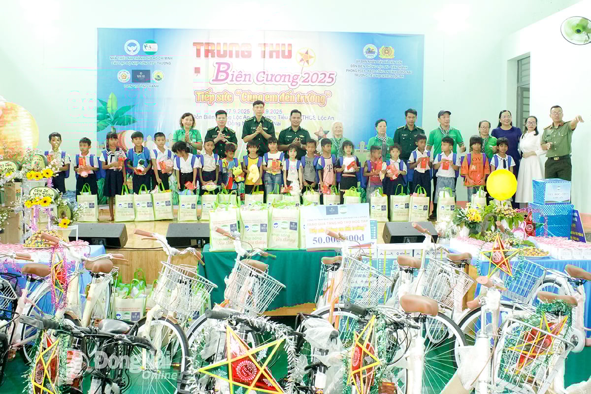 Dong Nai Provincial Police officers coordinated with two border posts: Loc An and Tan Thanh to give Mid-Autumn Festival gifts to poor and disadvantaged students of Loc An Secondary School (Tan Tien Commune).   