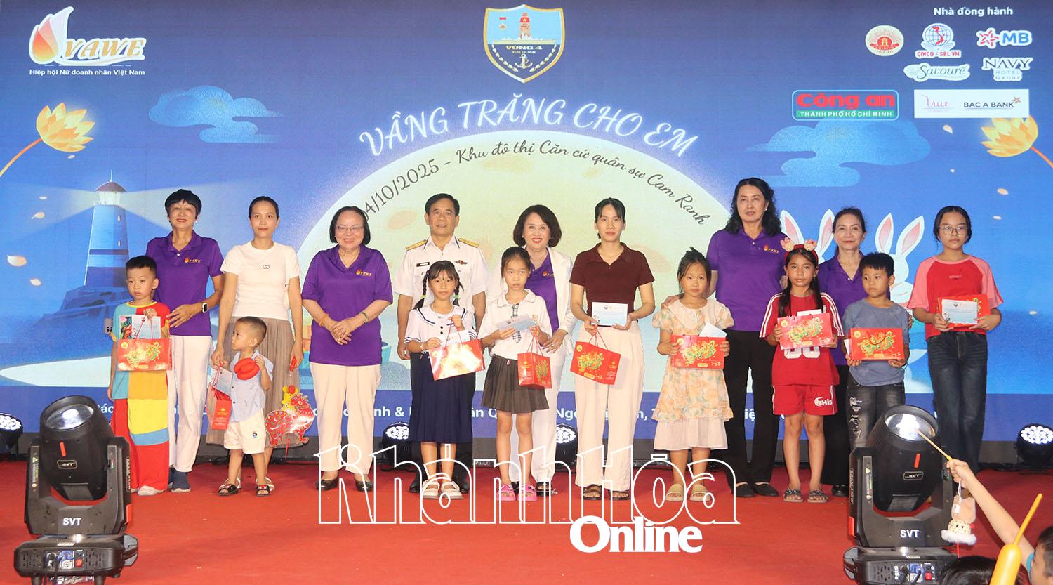 Representanter för Naval Region 4 Command och Vietnam Women Entrepreneurs Association delade ut gåvor och stipendier till barn.
