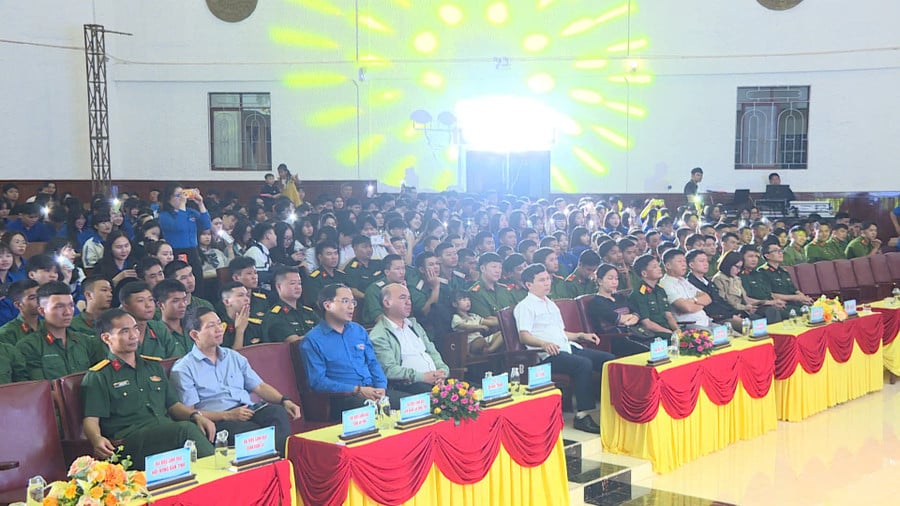 cac-dai-bieu-cung-dong-dao-khan-gia-theo-doi-chuong-trinh-nghe-thuat.jpg