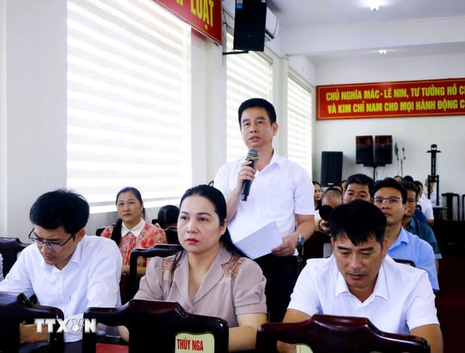 ttxvn-pho-chu-tich-quoc-hoi-vu-hong-thanh-tiep-xuc-cu-tri-quang-ninh-0410-2.jpg