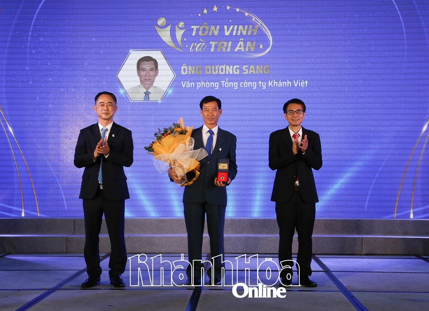 ថ្នាក់ដឹកនាំ Khatoco ប្រគល់ផ្លាកសញ្ញា ៤០ឆ្នាំ “ដើម្បីបុព្វហេតុកសាង និងអភិវឌ្ឍន៍សាជីវកម្ម Khanh Viet” ជូនលោក Duong Sang