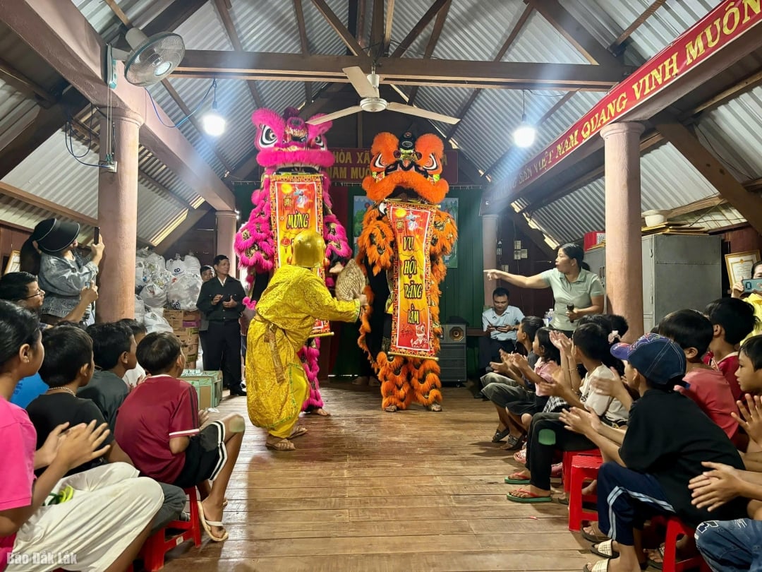រំភើប​ជាមួយ​ការ​សម្ដែង​របាំ​សត្វ​តោ