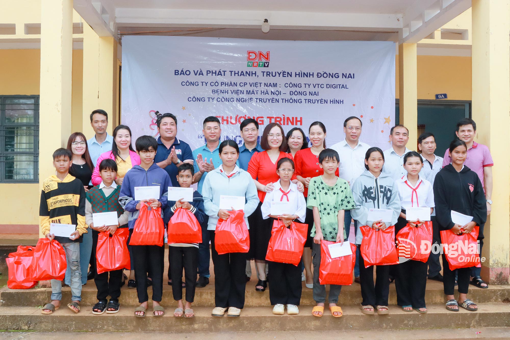 Ban tổ chức và nhà tài trợ trao tặng quà cho trẻ em hoàn cảnh khó khăn trên địa bàn xã Thọ Sơn. Ảnh: Quang Minh
