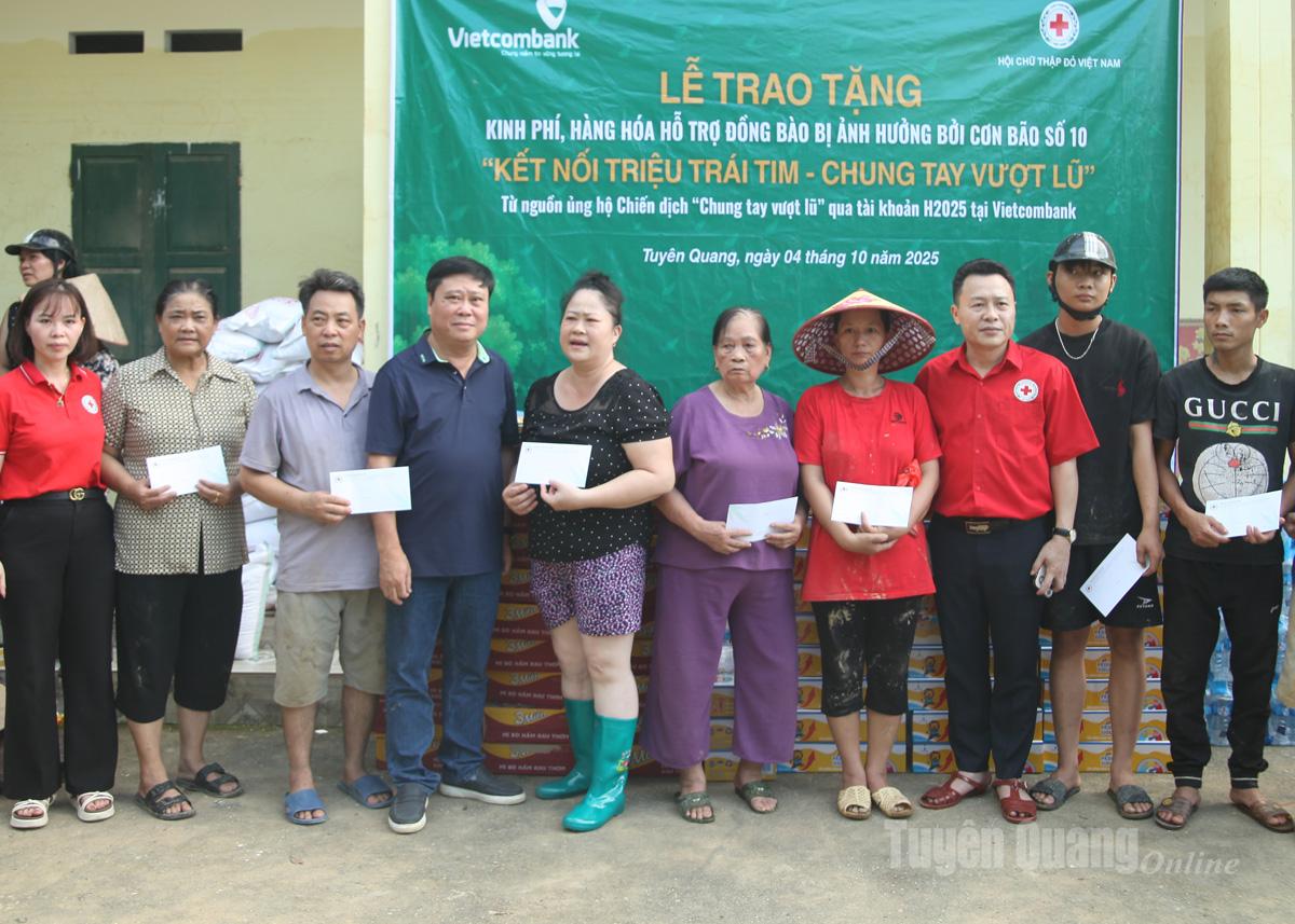 Đồng chí Tổng Biên tập Báo và phát thanh, truyền hình Tuyên Quang Mai ĐứcThông và lãnh đạo Hội Chữ thập đỏ tỉnh tặng quà hỗ trợ cho người dân tổ 1, 2 Minh Khai.
