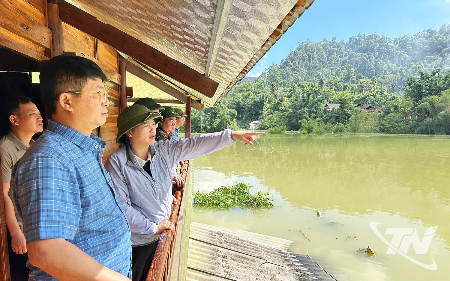 Đoàn công tác đến kiểm tra tại khu vực bị ngập tại thôn Kim Vân, xã Văn Lang.