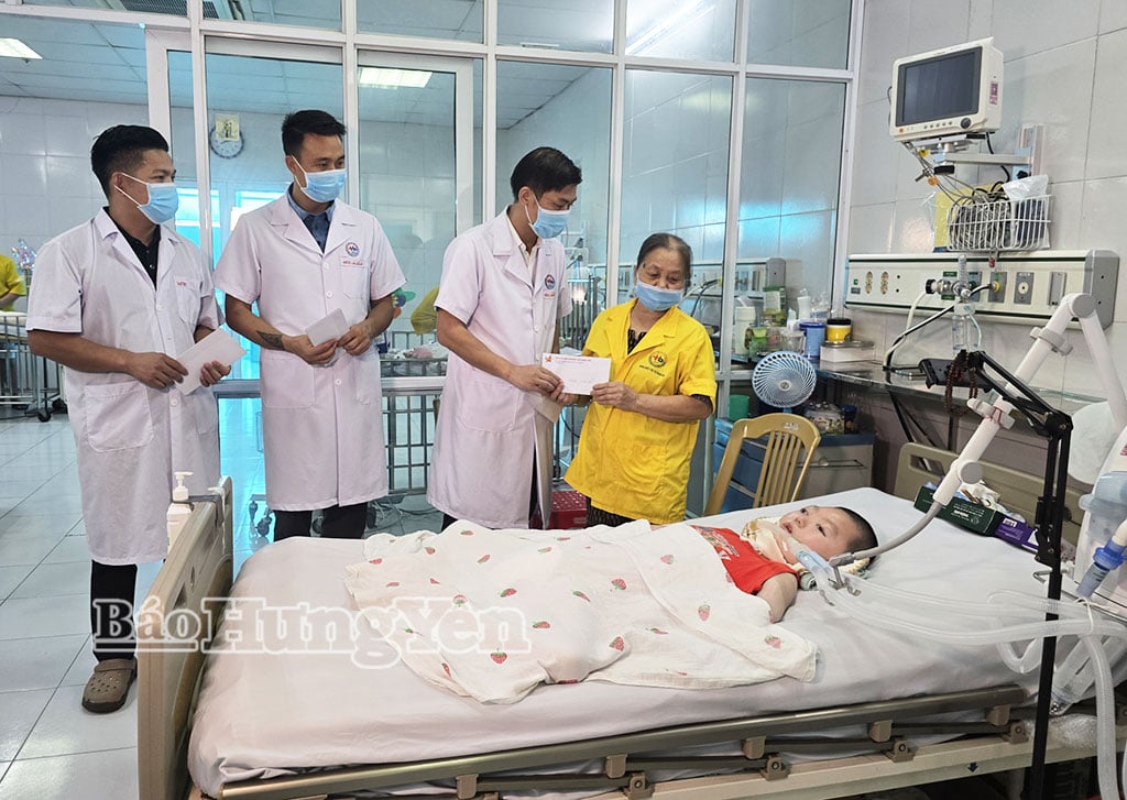 សមាគមសហគ្រិនវ័យក្មេងខេត្ត Hung Yen ផ្តល់អំណោយដល់អ្នកជំងឺកុមារនៅអង្គភាពថែទាំកុមារ មន្ទីរពេទ្យកុមារ Thai Binh។