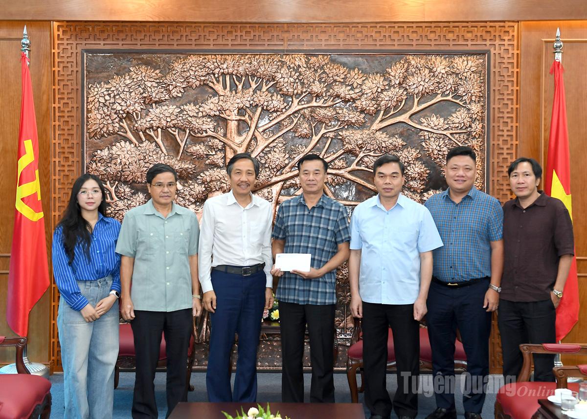 Hiệp hội Khoa học hành chính Việt Nam hỗ trợ tỉnh Tuyên Quang khắc phục thiệt hại do mưa lũ.