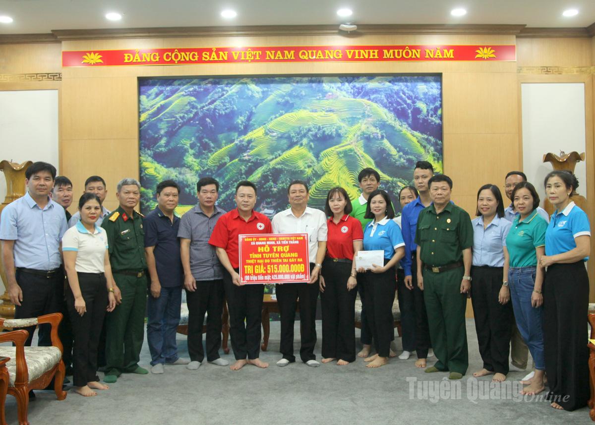 ឃុំ Quang Minh ឃុំ Tien Thang និងអង្គភាពឧបត្ថម្ភ ប្រគល់ថវិកាឧបត្ថម្ភដល់គណៈកម្មាធិការរណសិរ្សមាតុភូមិវៀតណាមខេត្ត និងសមាគមកាកបាទក្រហមខេត្ត។