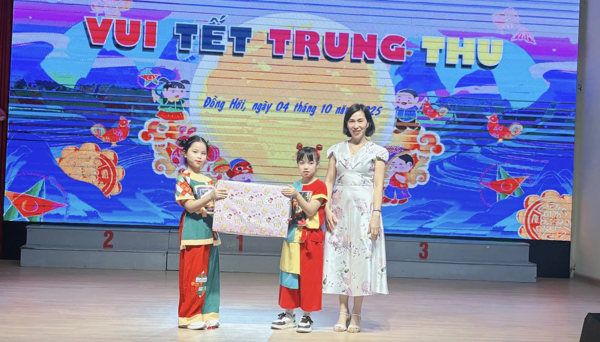 Die Leiter des Quang Tri Kinderhauses überreichen den Kindern bedeutungsvolle Geschenke zum Mittherbstfest – Foto: K.H