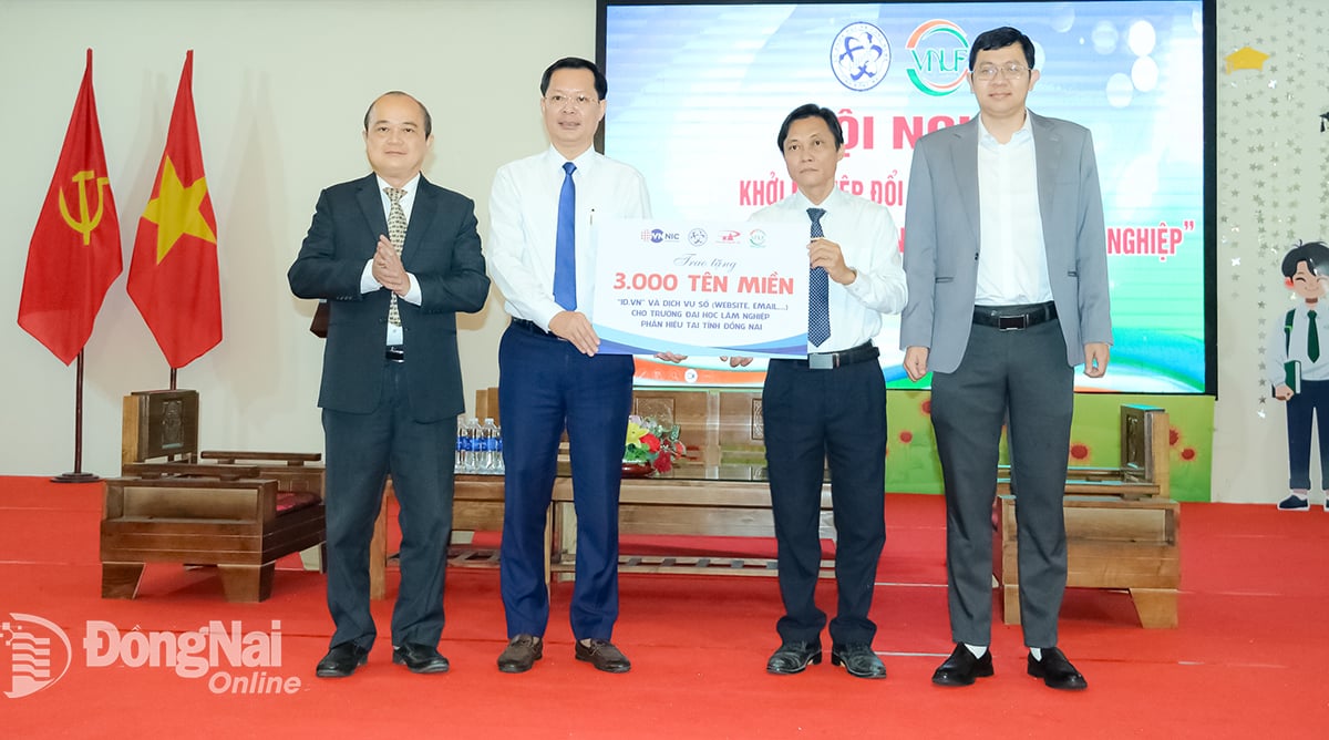 Trung tâm Internet Việt Nam, Công ty TNHH P.A Việt Nam trao tặng 3 ngàn tên miền .vn cho Trường đại học Lâm nghiệp phân hiệu tại Đồng Nai . Ảnh: Vương Thế  
