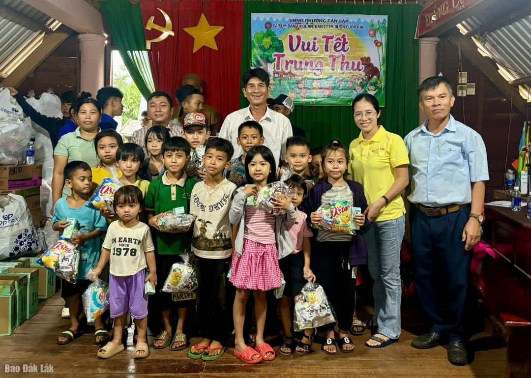 តំណាងកាសែត ដាកឡាក់ វិទ្យុ និងទូរទស្សន៍ និងគណៈគ្រប់គ្រងស្វ័យគ្រប់គ្រងភូមិគរកាប បានប្រគល់អំណោយដល់កុមារ។