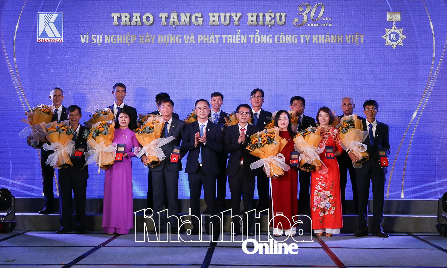 បុគ្គលដែលមានសម្ព័ន្ធភាពជាមួយក្រុមហ៊ុន Khanh Viet អស់រយៈពេល 30 ឆ្នាំ ត្រូវបានផ្តល់កិត្តិយស និងរង្វាន់។