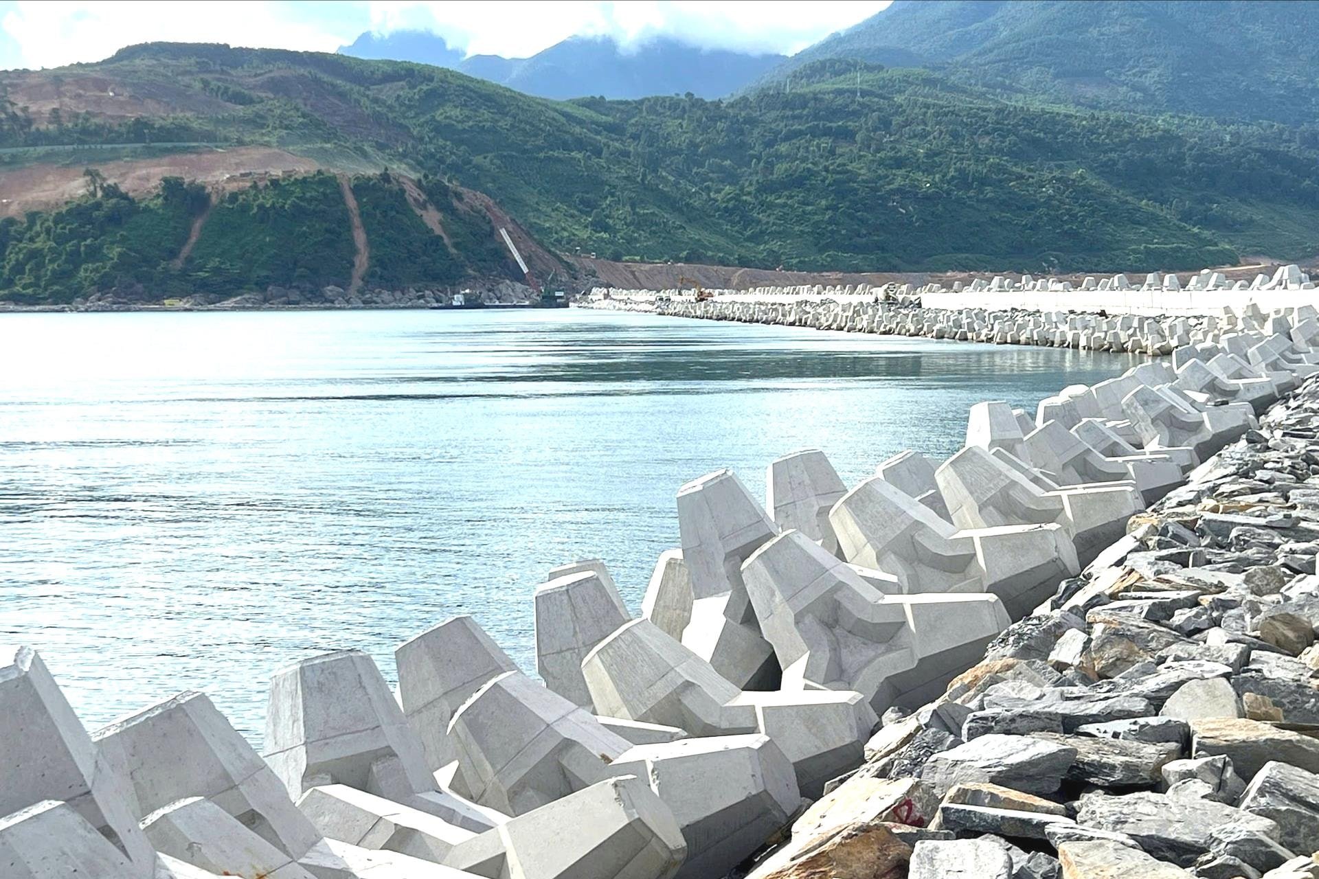 Hạng mục đê, kè chắn sóng đang được đẩy mạnh thi công. Ảnh: THÀNH LÂN