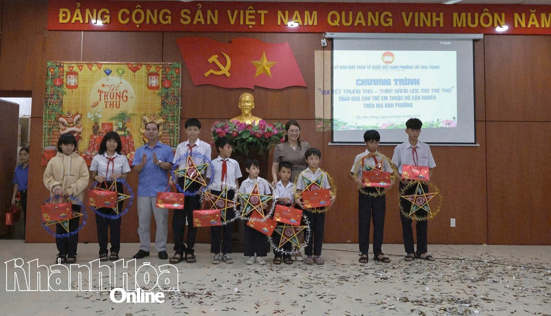 ថ្នាក់ដឹកនាំវួដ Tay Nha Trang ផ្តល់អំណោយពាក់កណ្តាលរដូវស្លឹកឈើជ្រុះដល់កុមារ។