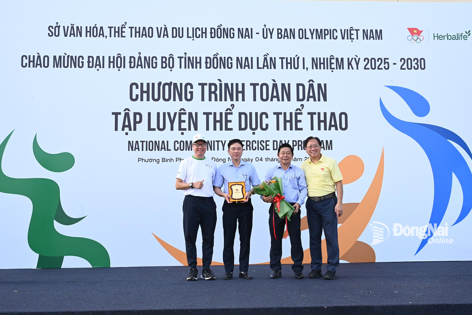 Herbalife Vietnam thanks representatives of units that coordinated the program for the whole population to practice sports. Photo: Nguyen Tan - Trung Quang   