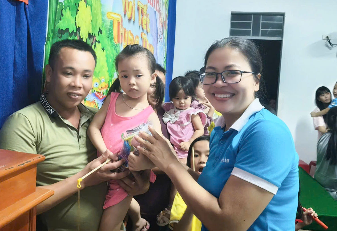 ថ្នាក់​ដឹក​នាំ​សហ​ព័ន្ធ​នារី​ឃុំ​ខេម​ឡាំ ជូន​អំណោយ​ដល់​កុមារ។