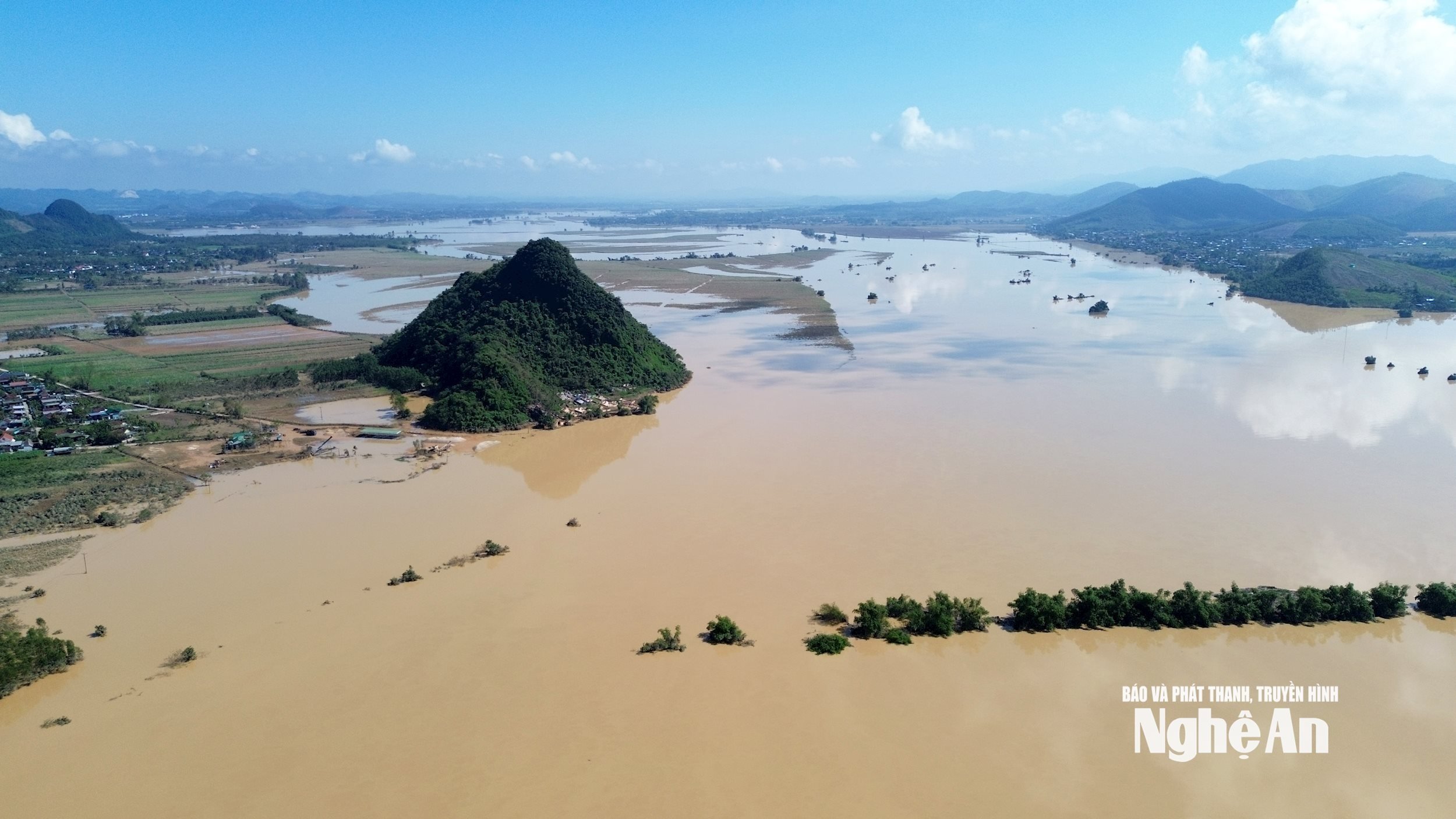 Floodwaters on the Con River on the afternoon of October 3 remained high, leaving hundreds of households in Tan Ky commune still submerged. Photo: Xuan Hoang