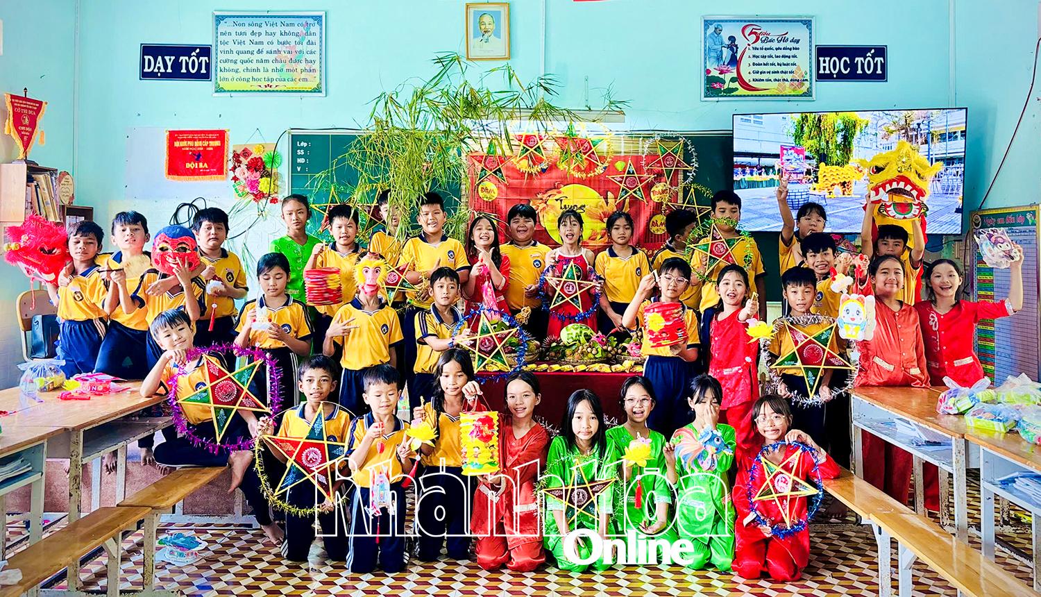 សកម្មភាពពិធីបុណ្យពាក់កណ្តាលសរទរដូវនៅសាលាបឋមសិក្សា To Hap (ឃុំ Khanh Son)។