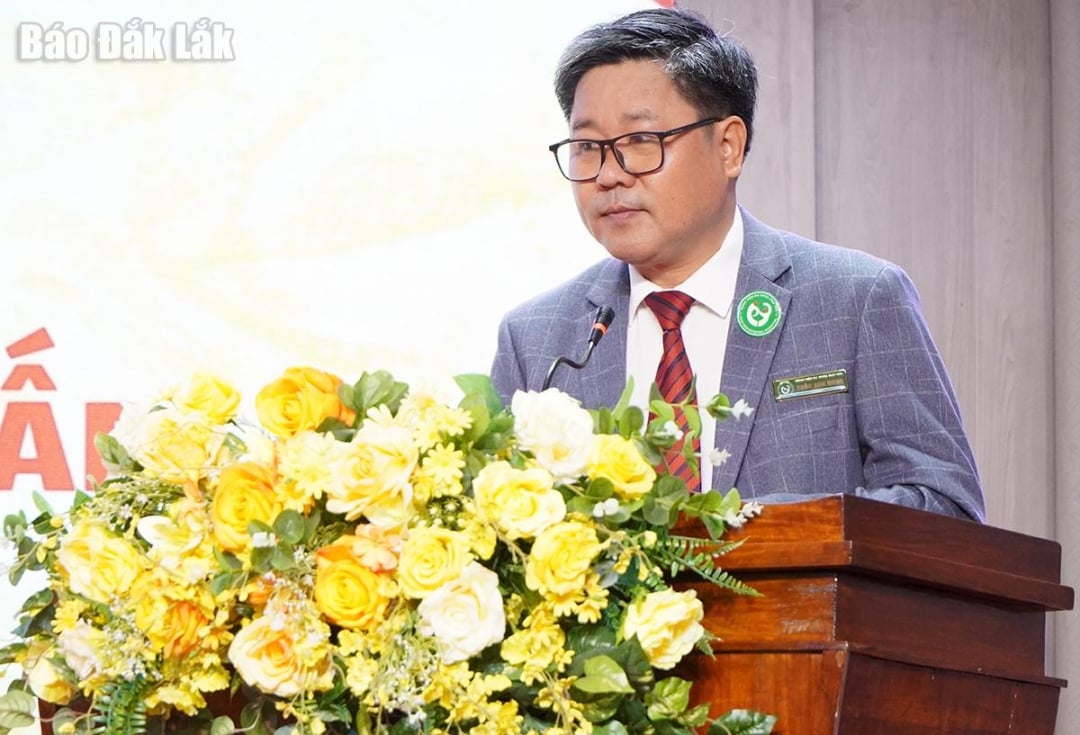លោកវេជ្ជបណ្ឌិត Tran Anh Dung នាយកមន្ទីរពេទ្យទូទៅ Phu Yen ថ្លែងសុន្ទរកថាបើកក្នុងសន្និសីទ។