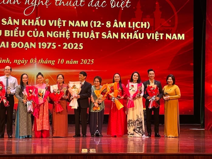 Vinh danh 140 nghệ sĩ trong chương trình Hành trình 50 năm sân khấu Việt Nam - Ảnh 1.