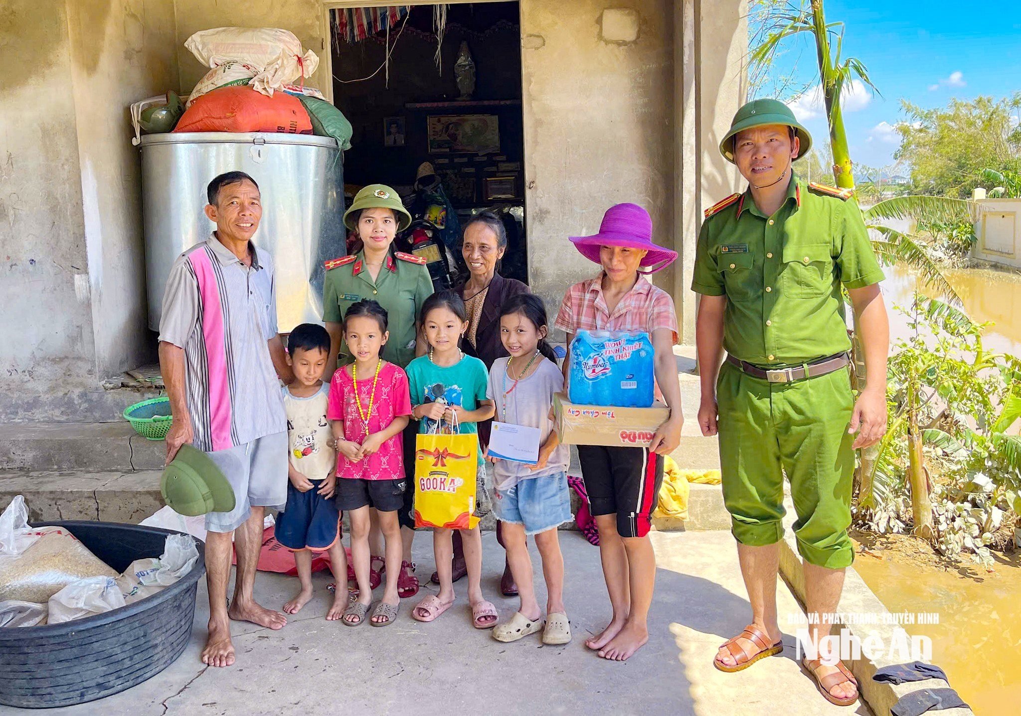 ប៉ូលីសឃុំ Hung Nguyen Nam ផ្តល់អំណោយពិធីបុណ្យពាក់កណ្តាលរដូវស្លឹកឈើជ្រុះដល់កុមារក្នុងកាលៈទេសៈលំបាកជាពិសេស។
