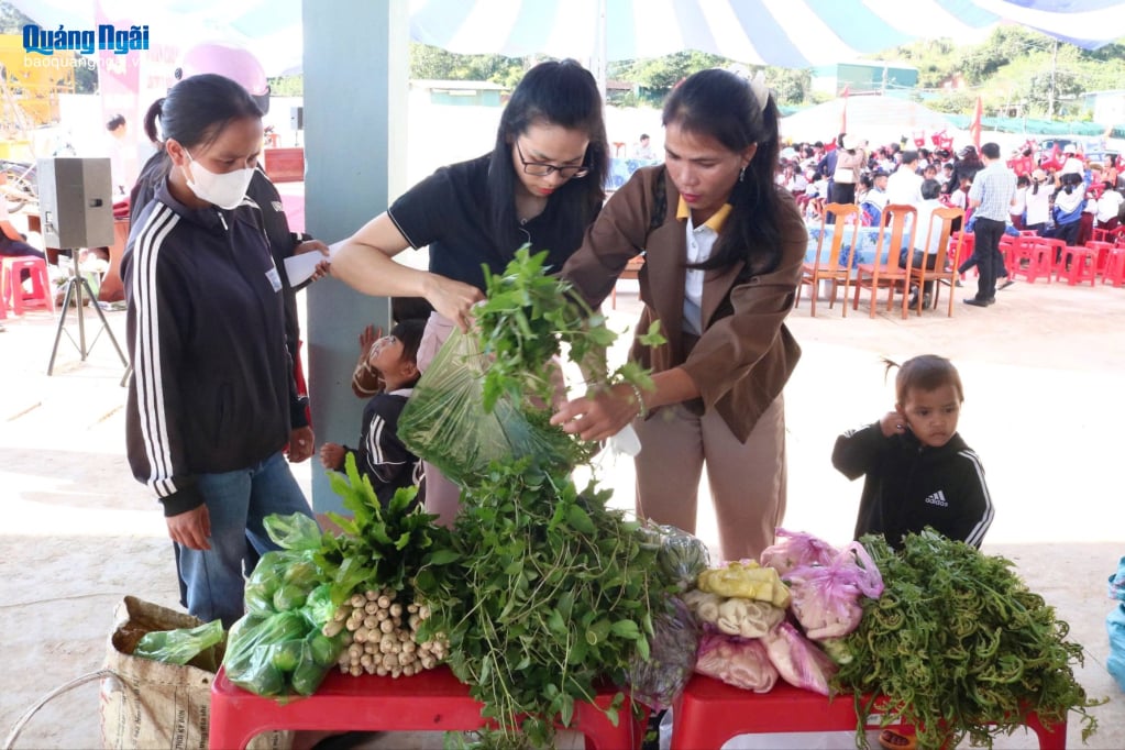 ផលិតផលកសិកម្មជាច្រើនត្រូវបានដាក់តាំងបង្ហាញ។ រូបថត៖ កាសែត Quang Ngai