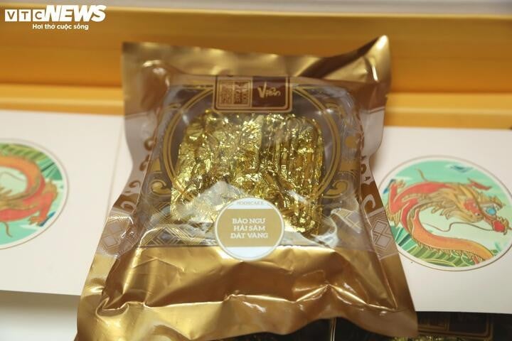 A box of 6 gold-plated moon cakes is sold for 1.3 million VND.