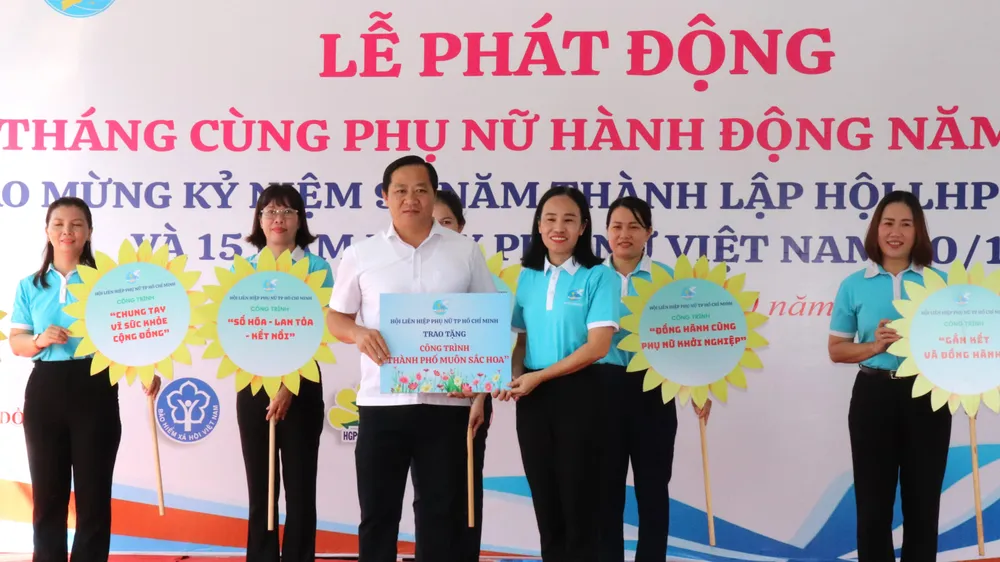 President of the Vietnam Women's Union of Ho Chi Minh City Vo Ngoc Thanh Truc presented the flower city project to Dat Do commune. Photo: THAI PHUONG