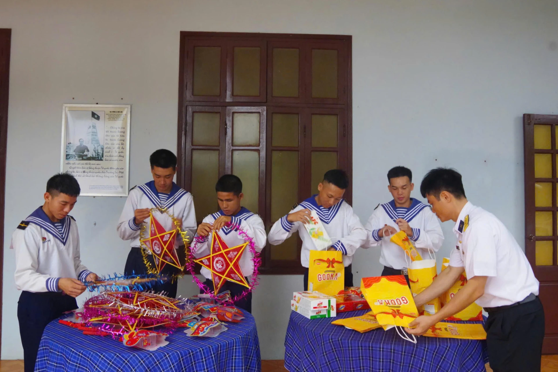 មុននោះ នាយទាហាន និងទាហាននៃកោះបានត្រៀមអំណោយ និងចង្កៀងគោមនៅពាក់កណ្តាលរដូវស្លឹកឈើជ្រុះយ៉ាងយកចិត្តទុកដាក់សម្រាប់កុមារ។