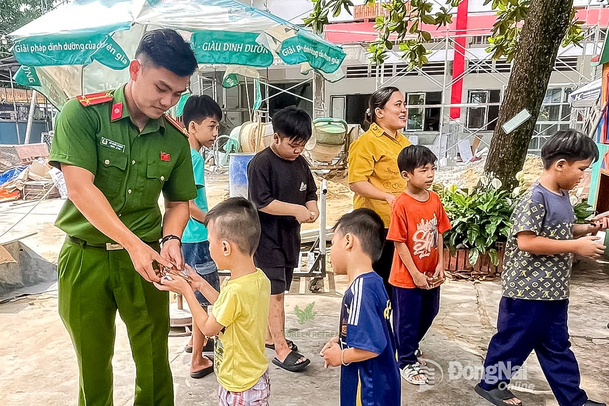 The Mid-Autumn Festival for Children program was organized by the Tam Hiep Ward Police Youth Union, giving 200 gifts of moon cakes to children in difficult circumstances in the ward.