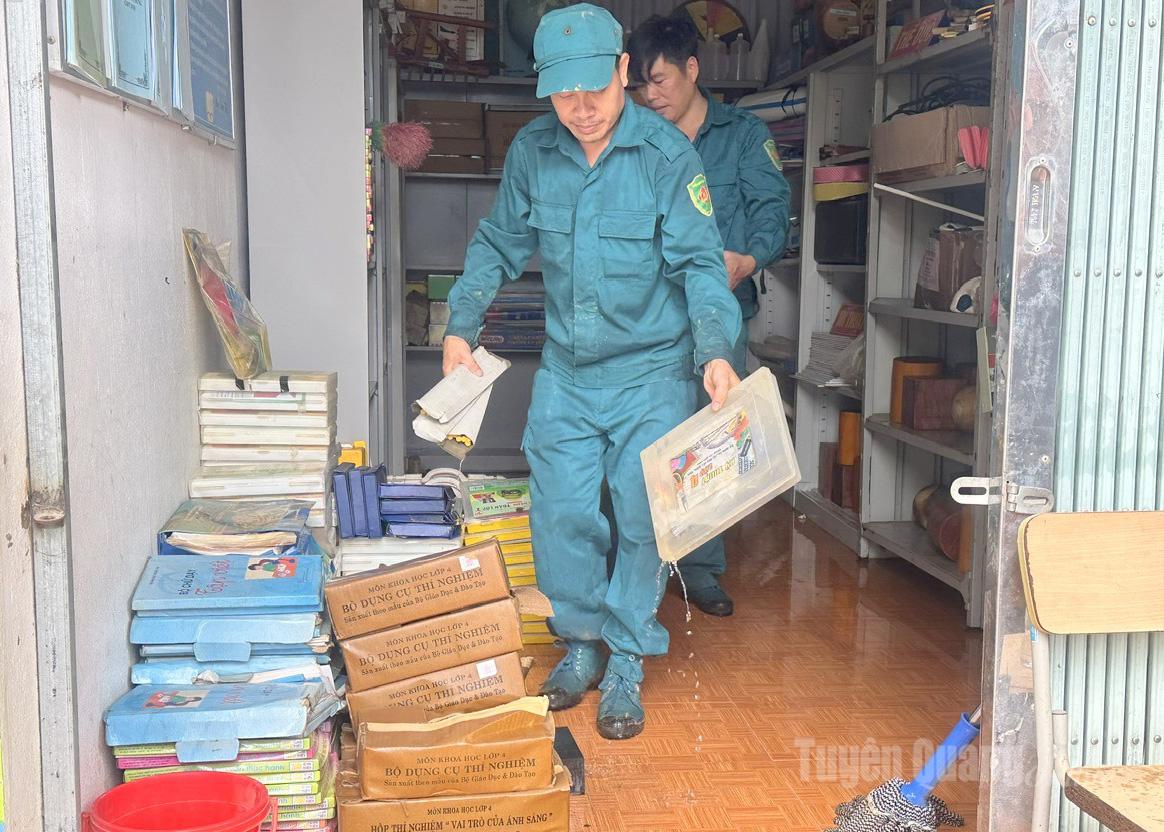 A Milícia e Força de Autodefesa da Comuna de Ngoc Duong apoia escolas para superar consequências.