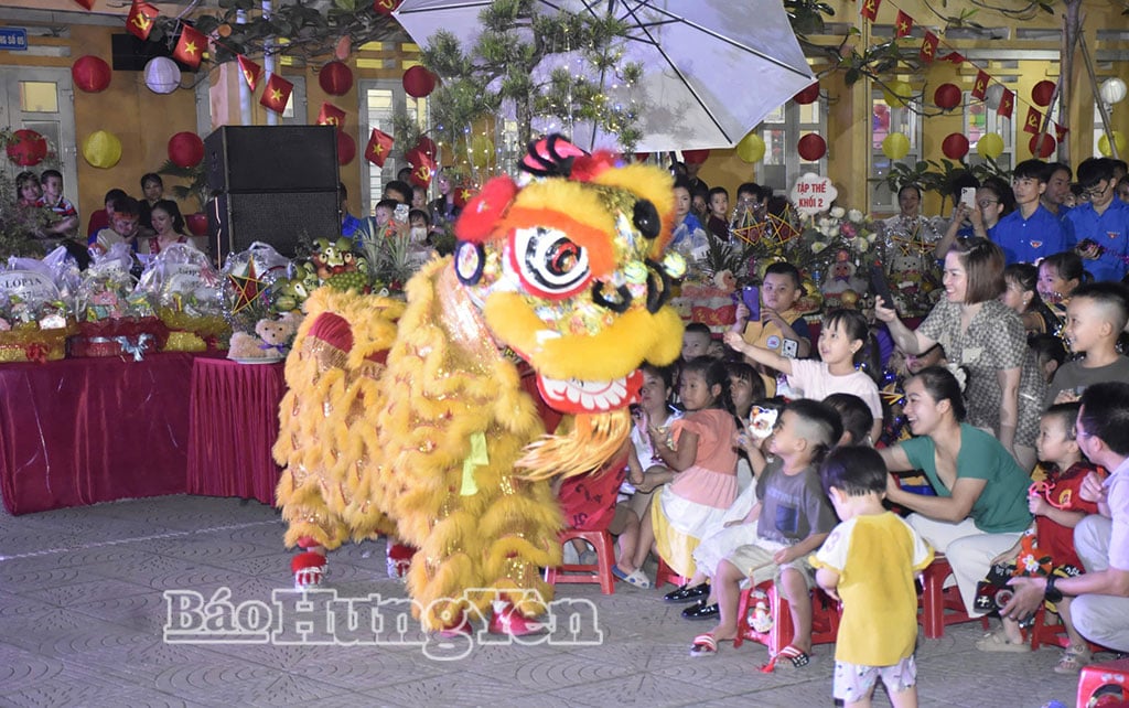 Thiếu nhi phường Hồng Châu vui Tết Trung thu.