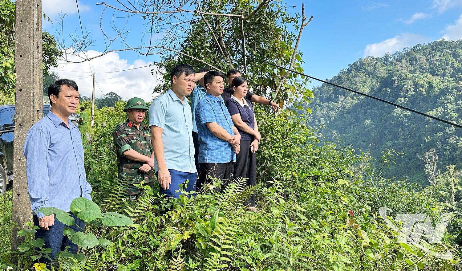 Đồng chí Nông Quang Nhất cùng Đoàn công tác khảo sát một số vị trí an toàn tránh bão cho người dân.