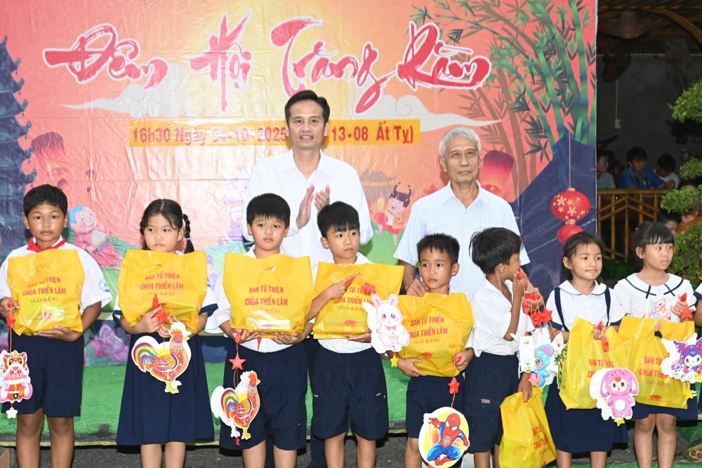 Phó Trưởng Ban Văn hóa – Xã hội, HĐND tỉnh Nguyễn Việt Cường và ông Nguyễn Văn Quá, Chủ tịch Hội Bảo trợ tặng quà cho học sinh có hoàn cảnh khó khăn
