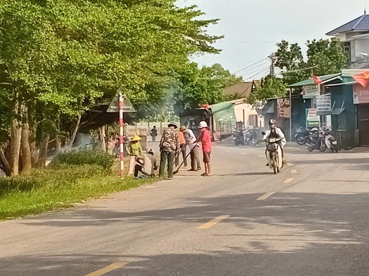 ប្រជាពលរដ្ឋ​ឃុំ​តាន់​ម៉ី ចូលរួម​សម្អាត​ផ្លូវ​ភូមិ និង​ផ្លូវ​លំ​។ -រូបភាព៖ ផាន់ ឃីម