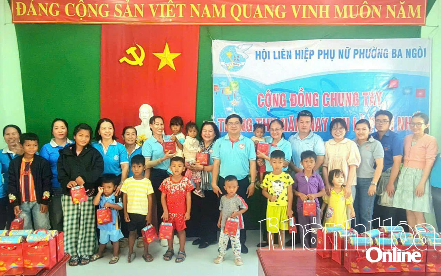 Giving Mid-Autumn gifts to ethnic minority children in Ba Ngoi ward.