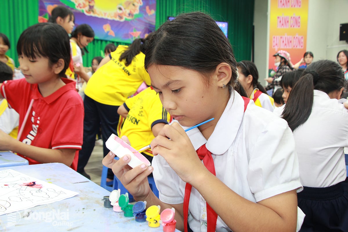 Children in Thanh Son commune participate in painting statues in the Mid-Autumn Festival for Children - Lanterns to Light Up Dreams 2025 Program.   
