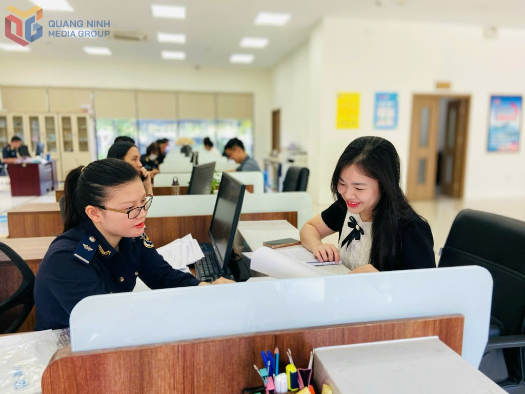 혼가이 항구의 세관 직원들이 기업들의 통관 절차를 안내하고 있다. 사진: 황응아