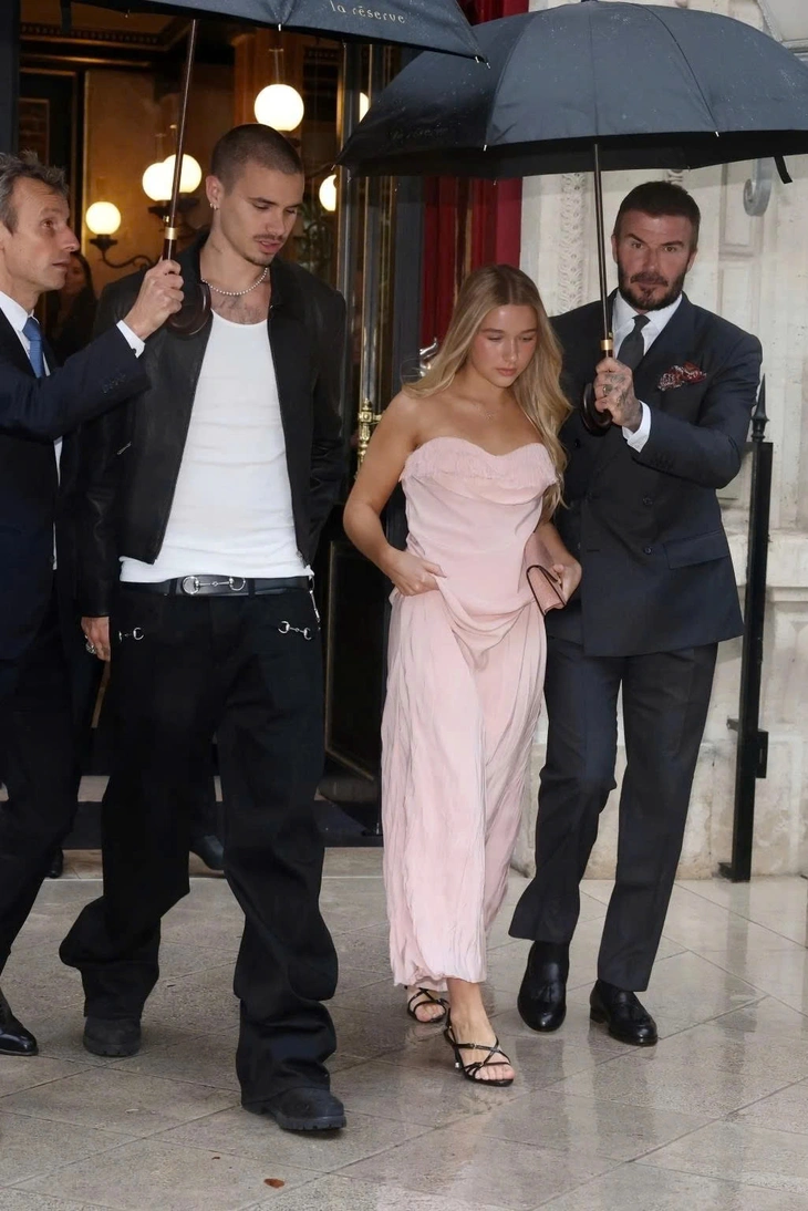 'Công chúa' nhà Beckham gây chú ý với diện mạo xinh đẹp tại Paris Fashion Week - Ảnh 2.