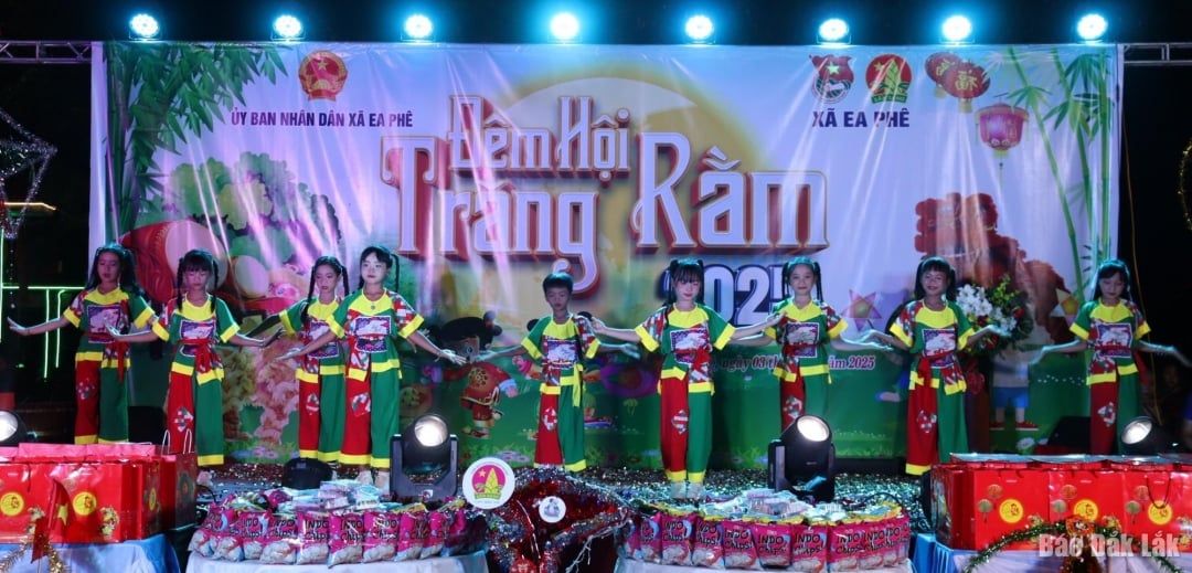 Performances for the Mid-Autumn Festival.