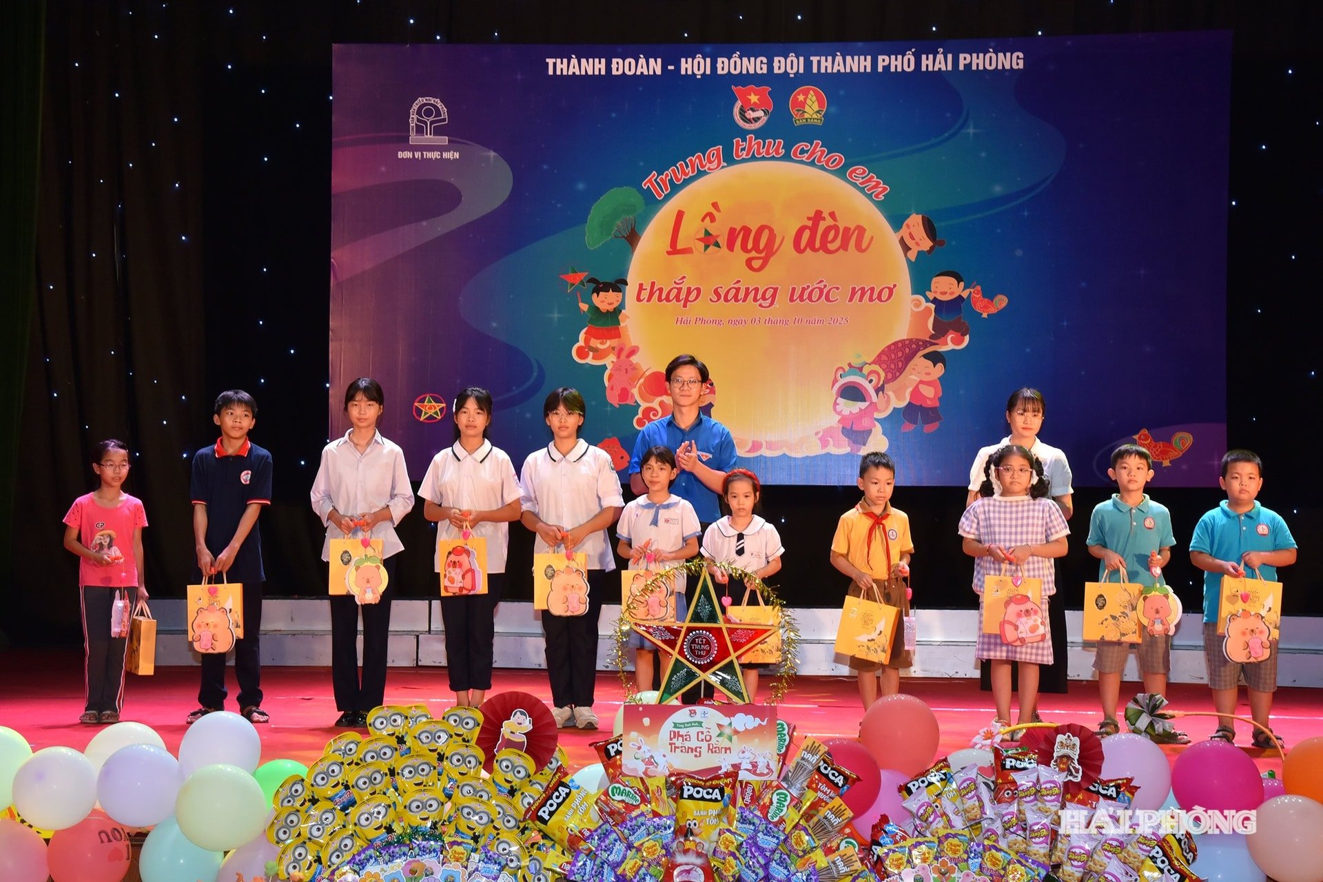 Leiders van de jeugdbond van de stad Hai Phong gaven geschenken aan kinderen.