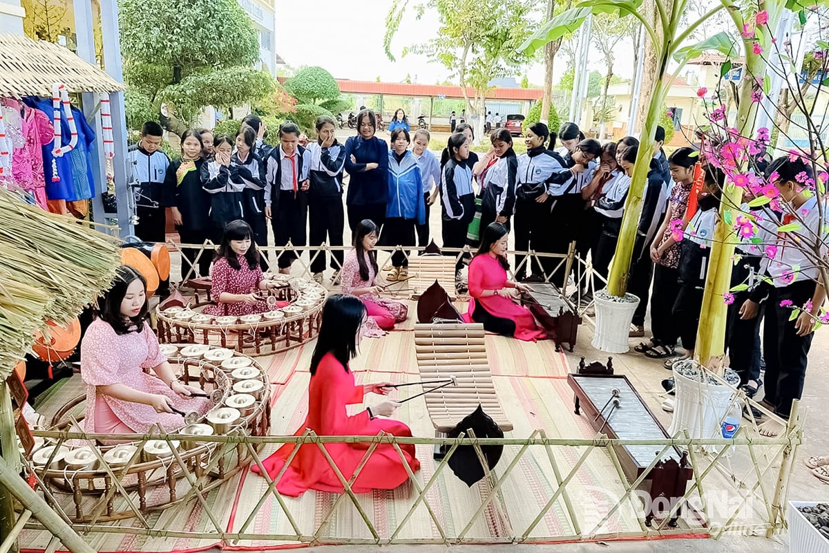 លំហ​បង្ហាញ​ឧបករណ៍​ភ្លេង​ខ្មែរ​ក្នុង​មហោស្រព​វប្បធម៌ និង​កីឡា​របស់​ជនជាតិ​ភាគតិច​ដែល​រៀបចំ​ដោយ Bu Gia Map Boarding អនុវិទ្យាល័យ និង​វិទ្យាល័យ​សម្រាប់​ជនជាតិភាគតិច​ឆ្នាំ ២០២៤។   