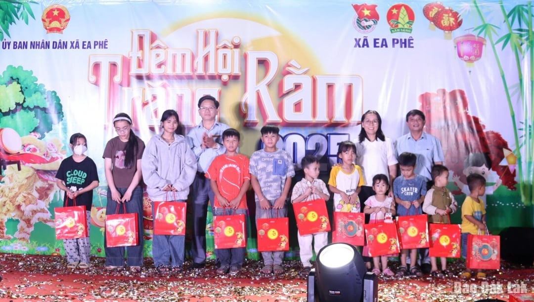 Ea Phe commune leaders give Mid-Autumn gifts to children.