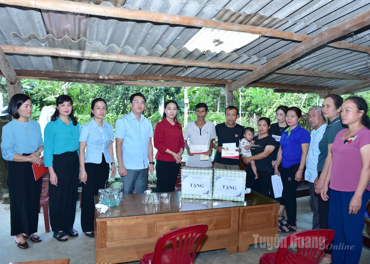 Wakil Sekretaris Tetap Komite Partai Provinsi Nong Thi Bich Hue memberikan hadiah dan dukungan kepada dua keluarga: Nguyen Van Tuan dan Nguyen Duc Phuong, keduanya di desa 13, komune Na Hang.